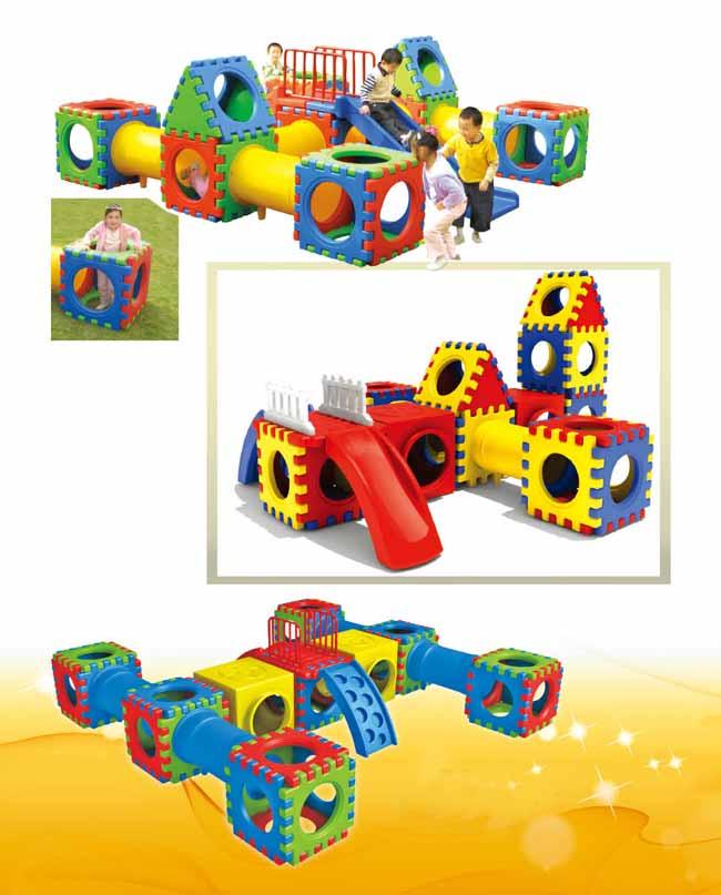 Il campo da giuoco dell'interno di combinazione scherza i giocattoli per lo scorrevole di particelle elementari di plastica di collegamento