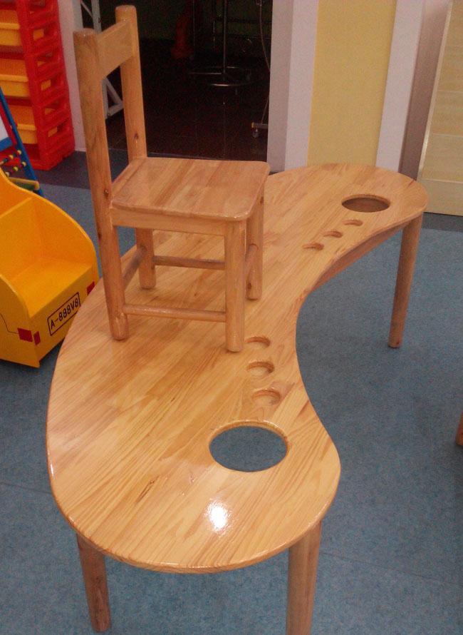Tabelle di legno della mobilia dell'aula della natura di forma della luna per uso di centro sociale del bambino