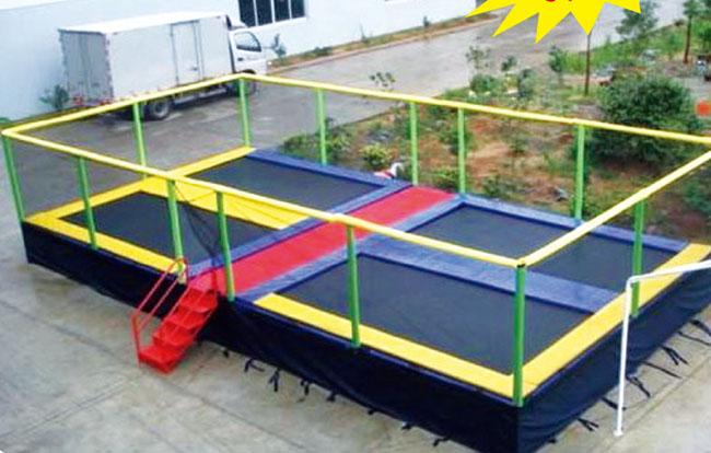 Trampolini con trampolini più sicuri divertenti di recinzioni i grandi per i bambini dei bambini in parco di divertimenti