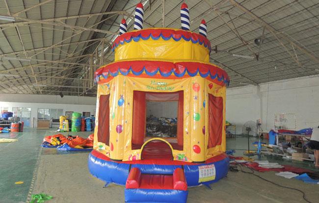 Buttafuori gonfiabili all'aperto della torta di compleanno, castello di Inflatables della Camera di rimbalzo per i bambini RQL-00506