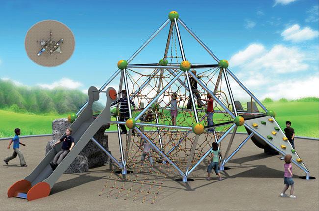 Bambini all'aperto che scalano attrezzatura per i bambini, strutture di scalata del giardino dei bambini per il parco di divertimenti